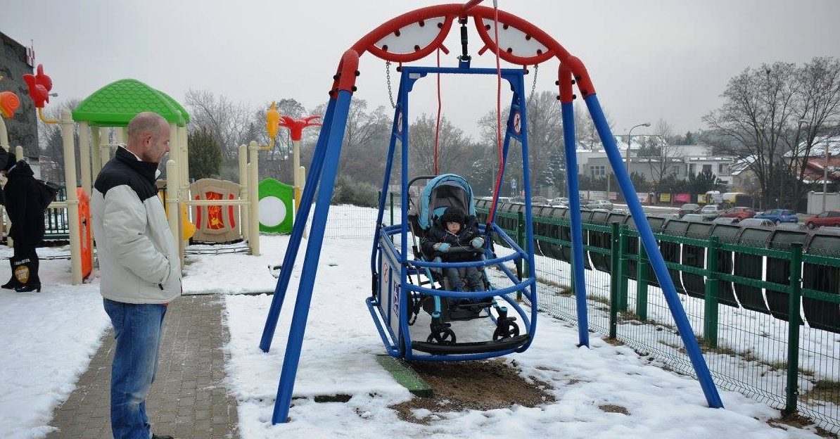 Integracyjny plac zabaw w Centrum Zdrowia Dziecka w Warszawie